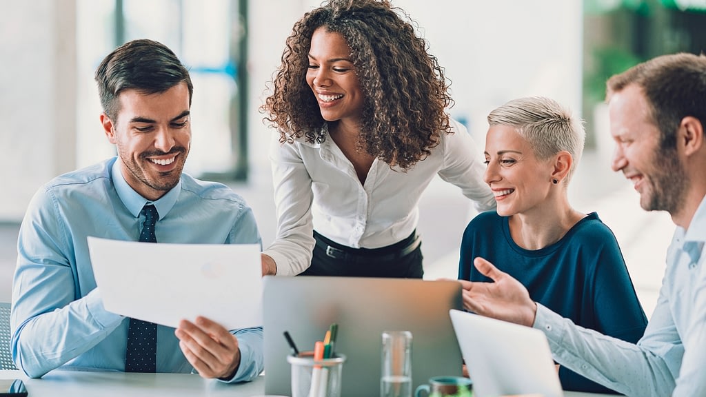 Interim financial manager leading a strategy session with a founder and senior team